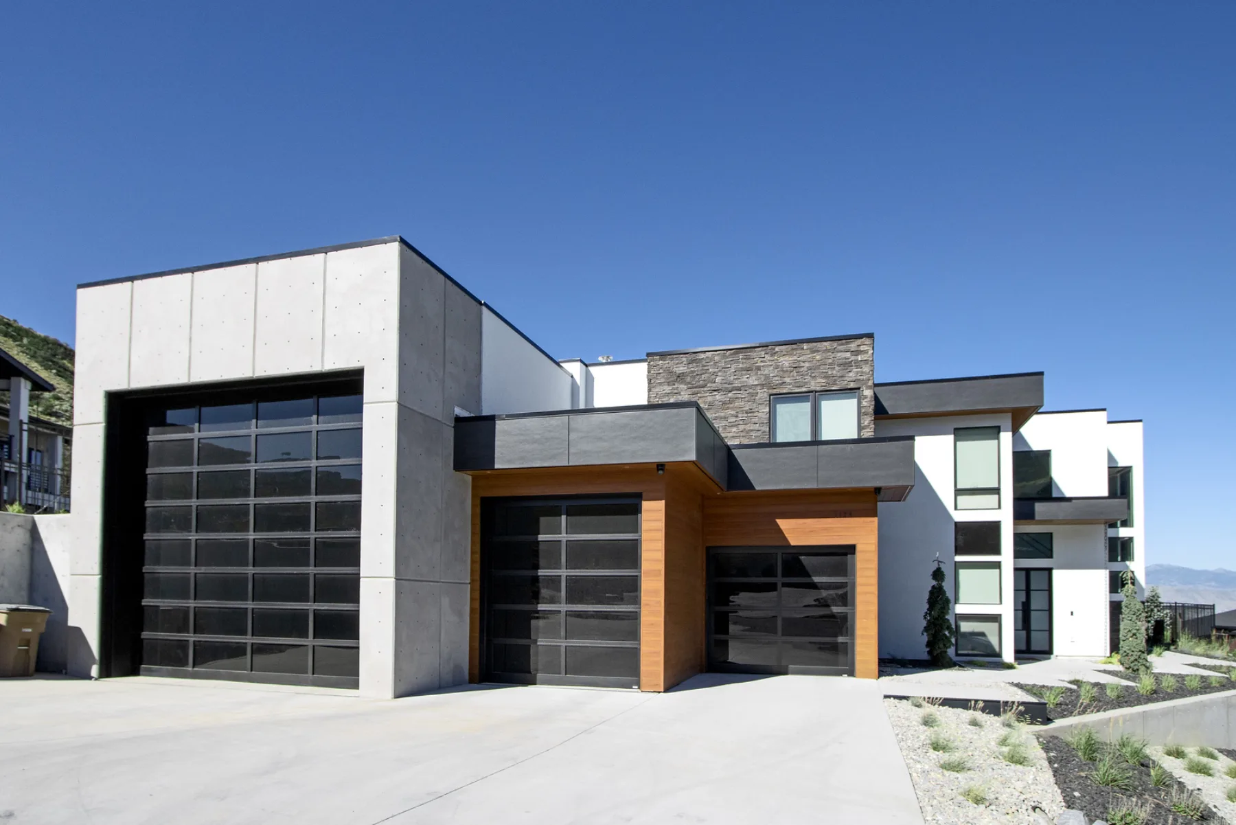 Exterior of the Ridgeview Residence custom home by Cross Construction